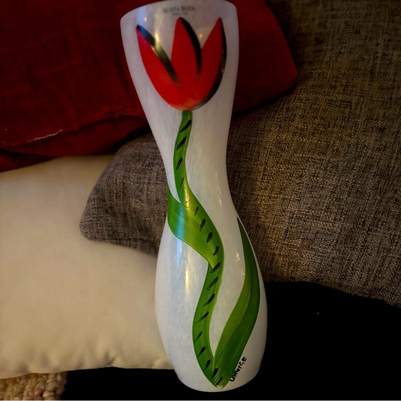 Kosta Boda Red Tulip Vase Hand Blown Glass by Ulrica Hydman Vallien wfdjnjc.com